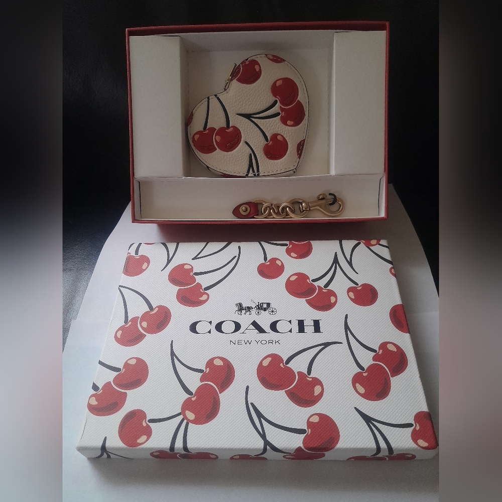 New Coach Heart Shape Cherry Print Coin Coin/ Tote Charm Dog Clip & Gift Box ❣️